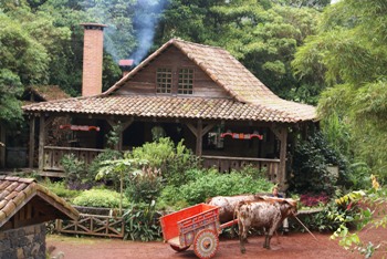 This photo of a rural dwelling in Costa Rica was taken by photographer Heriberto Herrera from  Santa Teda, El Salvador.